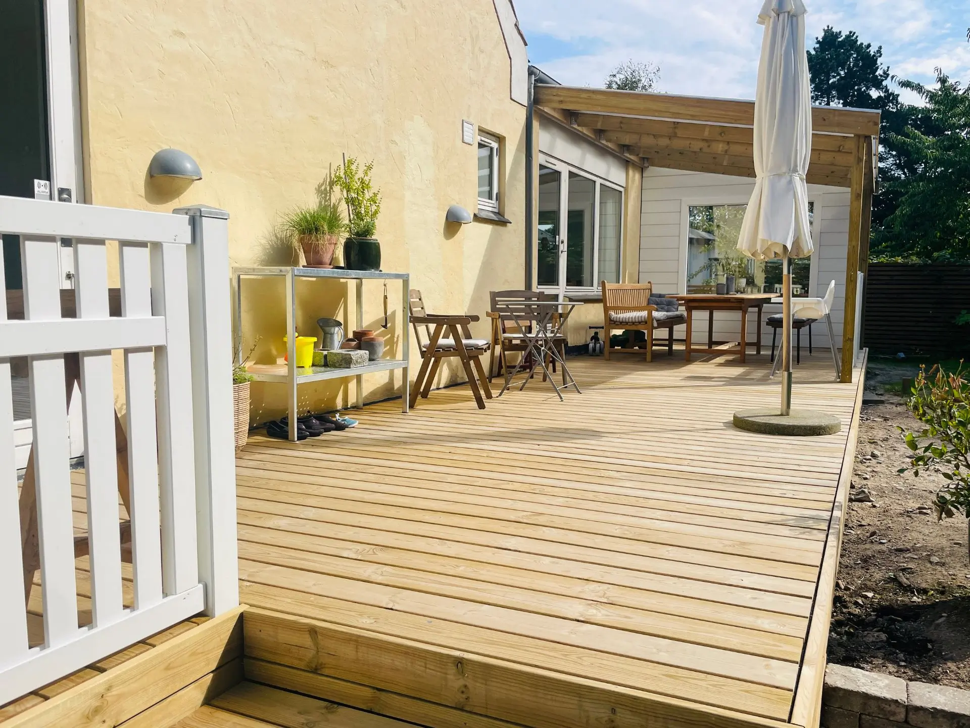 Træterrasse i trykimprægneret terrassebrædder med overdækning
