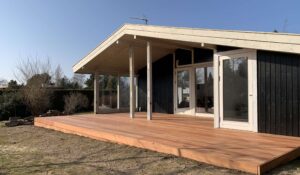 Solrig træterrasse bygget af Tikøb Tømreren.