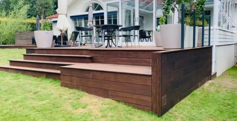 Terrasse bygget i kuperet terræn med bambus terrassebrædder i farven espresso. Bygget af Tikøb Tømreren