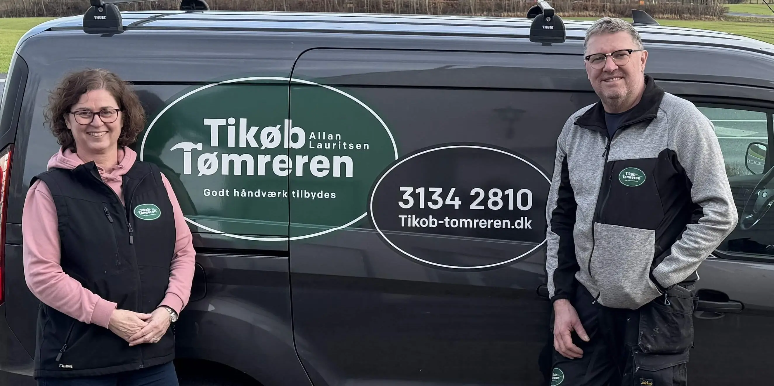 Allan og Tina foran firmabilen hos Tikøb Tømreren