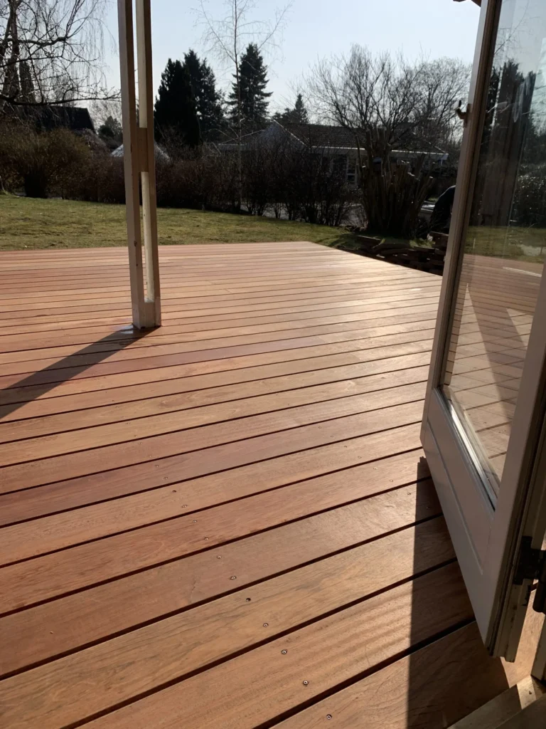 Træterrasse med Jatoba terrassebrædder - lang holdbarhed og en smuk udsigt fra sommerhusets køkken alrum.
