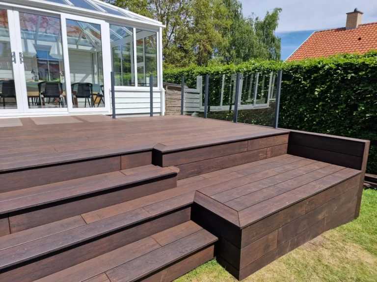 Træterrasse med trin