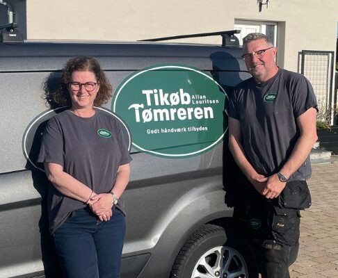 Tikøb Tømreren foran firmabilen 2