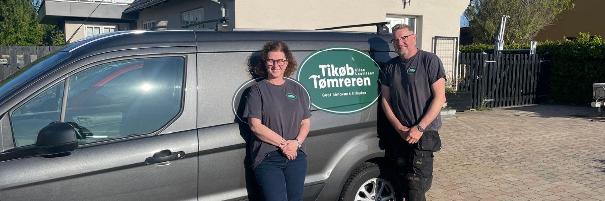 Tikøb Tømreren foran firmabilen 2