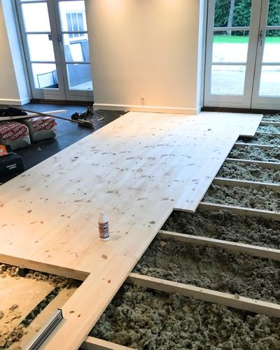 Renovering af bilig med nyt trægulv