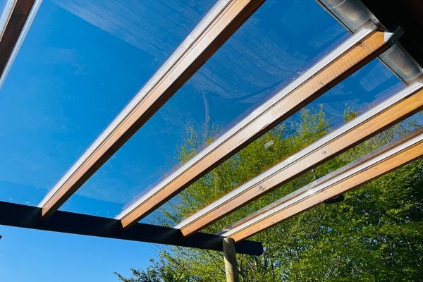 Terrasseoverdækning på en regnvejrsdag